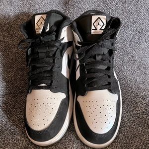 Air Jordan 1 Mid SE Diamond, Men’s size 10.5, lots of good tread left. OFFERS?